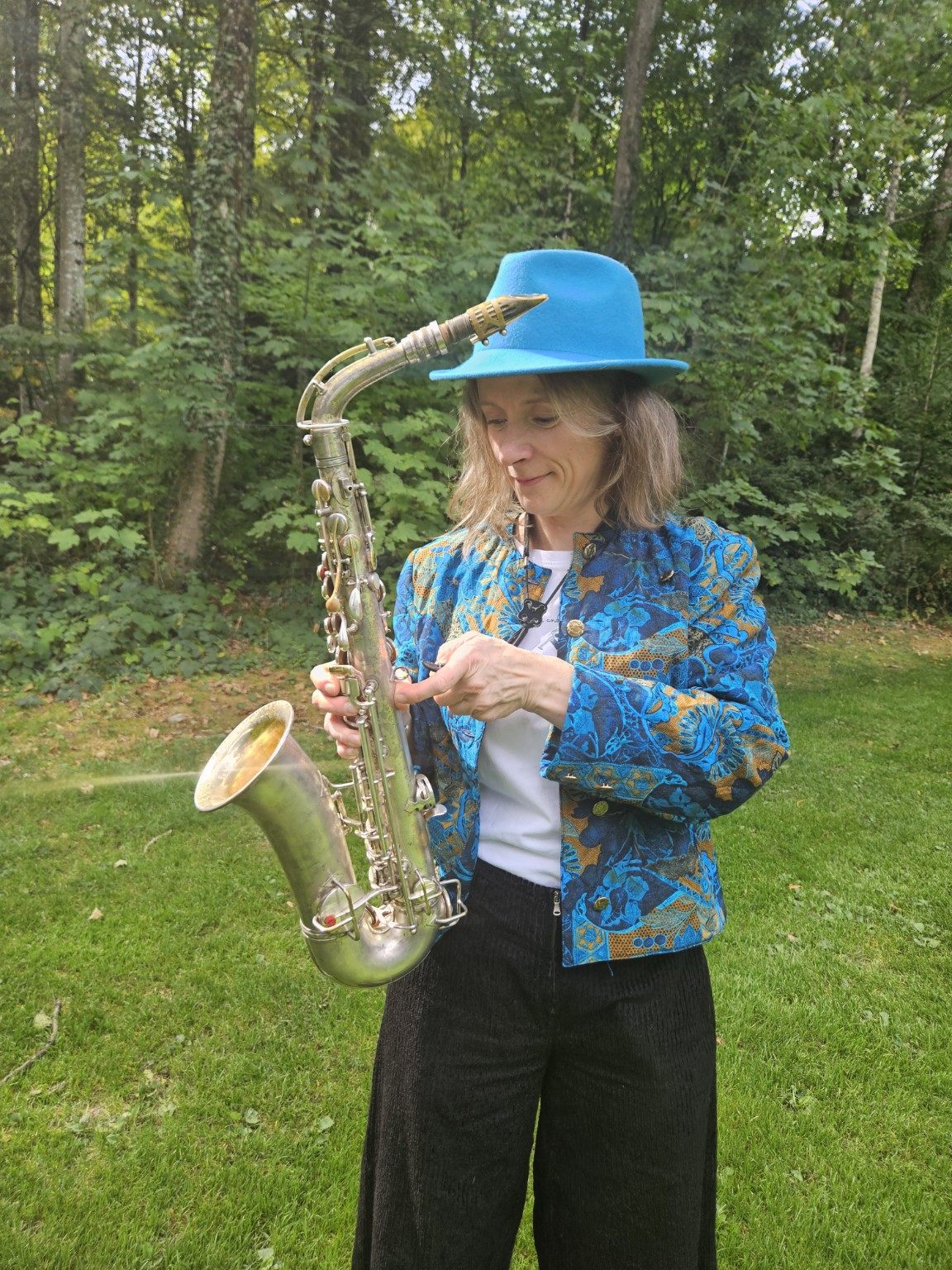 Stefanie Grass richtet ihr Saxophon für einen Auftritt ein